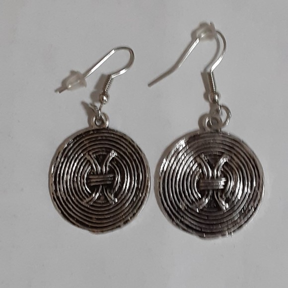 Silver tone disc patterned earrings 1" casual - Picture 1 of 2